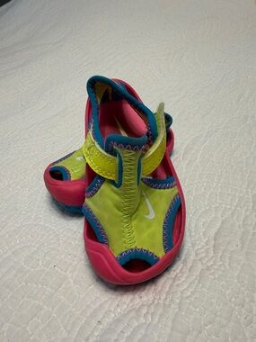 Nike Kids Neon Green and Pink Hook-and-Loop Water Sandals